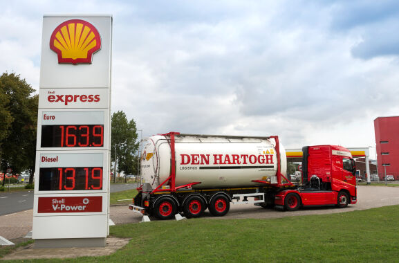 Den Hartogh Logistics compensates CO2 emissions with Shell